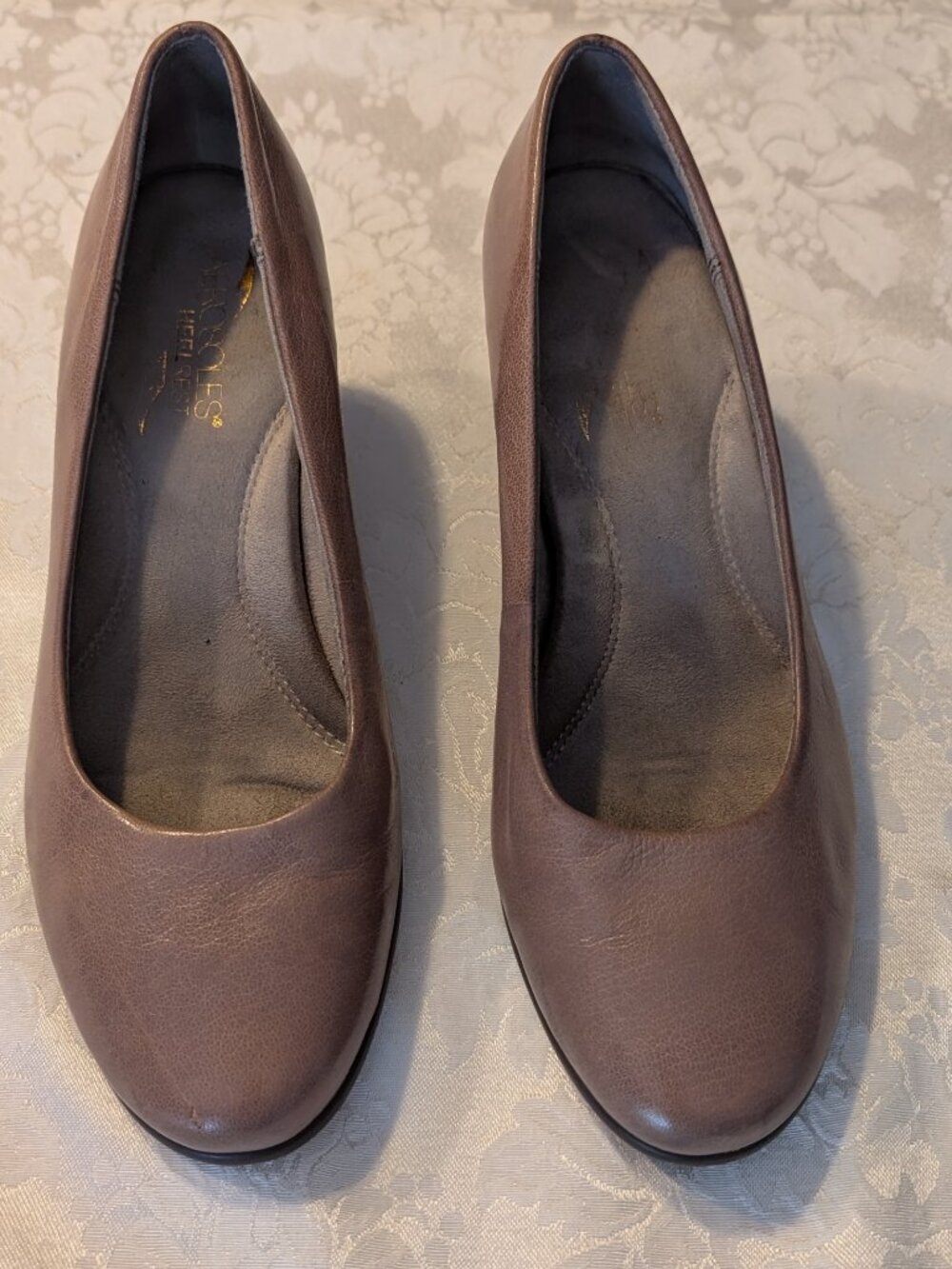 Aerosoles Heelrest Pumps w/ Tan Leather Uppers 2" heel size 7.5